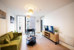 Modern 1-Bed Retreat Near Spinningfields, Arndale, MediaCityUK, Etihad & Old Trafford, Sleeps 4, Nespresso Machine, Balcony, Gym, Netflix, Perfect for Long-Term & Short-Term Professionals & Getaways